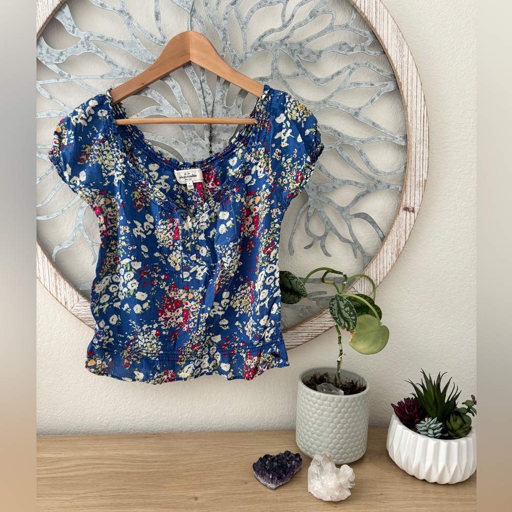 ABERCROMBIE & FITCH. Vintage top. Size L Juniors, Women’s S. Blue. Floral